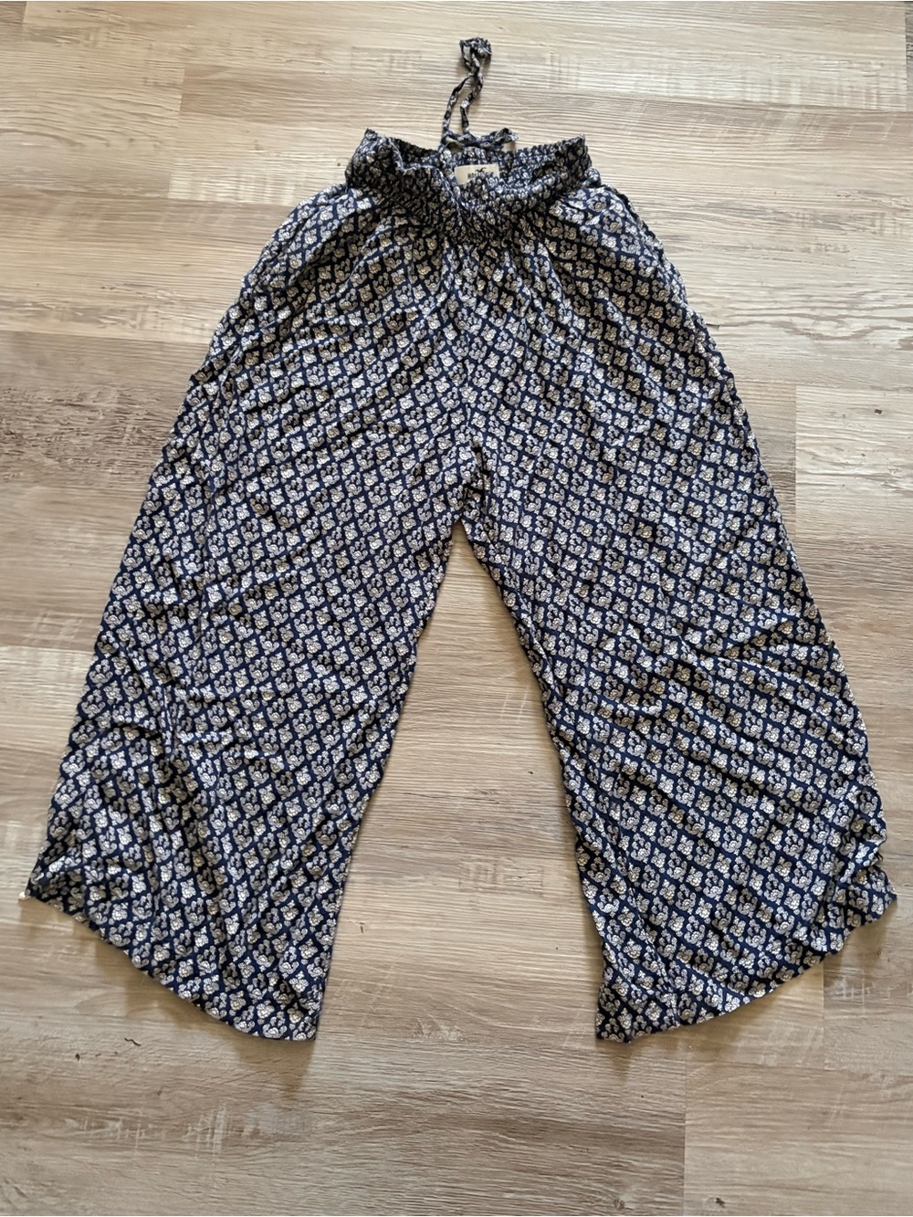 Hollister Ultra High-Rise Wide Leg Flowy Pants - Navy Blue Print - Size M